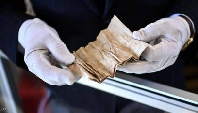 بالصور: جورب وقطعة قماش ملطخة بدم نابليون في مزاد