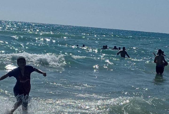 انقاذ 4 مواطنين من الغرق مقابل شاطئ صور