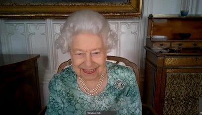 بالفيديو: مذيع بريطاني يعلن بالخطأ وفاة الملكة إليزابيث
