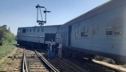 بالصور: خروج قطار مصري جديد عن القضبان