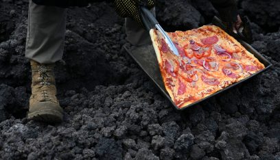 بالفيديو: مغامر يخبز البيتزا على الحمم البركانية!