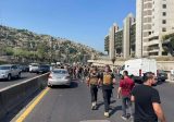 بالصور والفيديو: تكسير سيارات وحرق أعلام سورية على الأوتوستراد الساحلي باتجاه بيروت