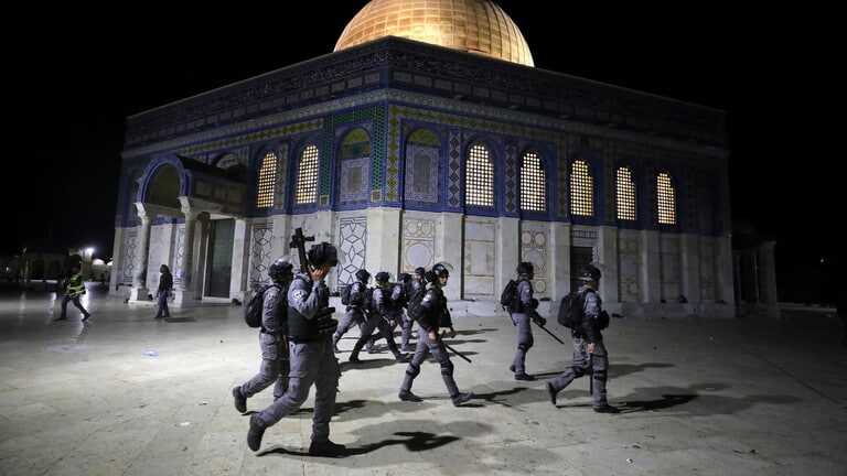 قوات العدو الإسرائيلي تعتقل 14 فلسطينياً في القدس على خلفية المواجهات في المسجد الأقصى