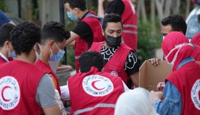 تامر حسني في صفوف الهلال الأحمر لمساعدة الفلسطينيين
