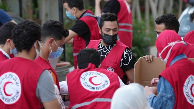 تامر حسني في صفوف الهلال الأحمر لمساعدة الفلسطينيين