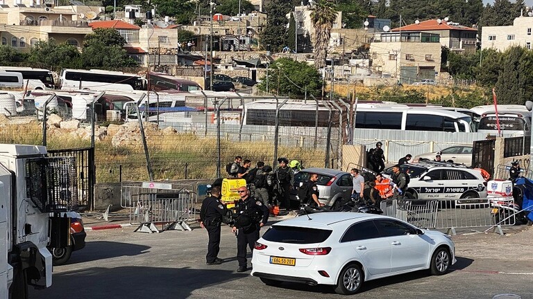 بالفيديو: جرحى من المستوطنين وجنود العدو عالقون تحت الحافلة بعد عملية الدهس في تل ابيب