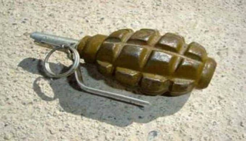 انفجار قنبلة يدوية بعامل سوري كان يجمع الحديد على جانب اوتوستراد الجية