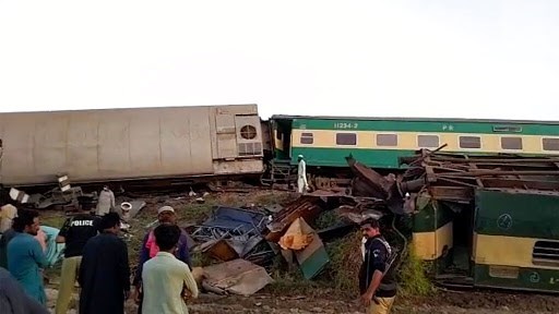 ارتفاع عدد قتلى حادث الاصطدام بين قطارين في باكستان أمس إلى 63