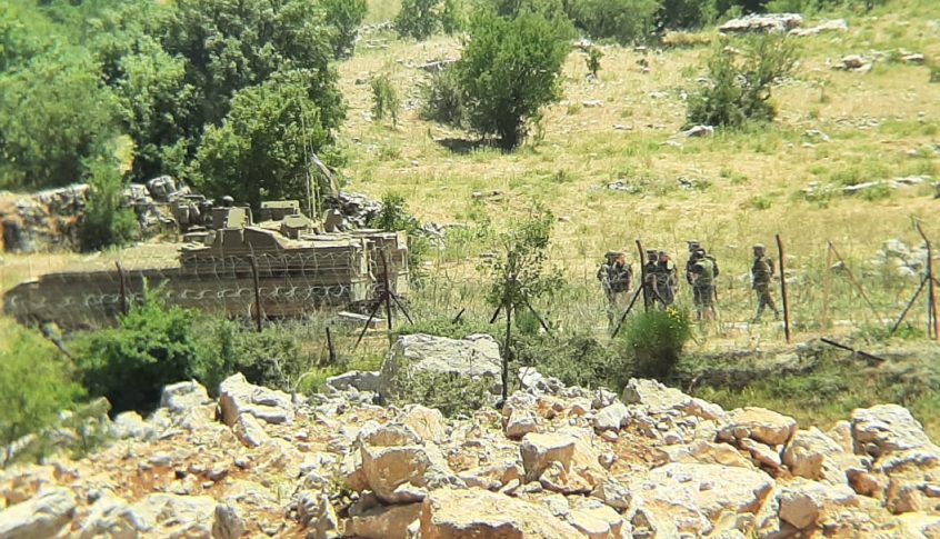 القوة الاسرائيلية المعادية فشلت في انتزاع 5 إعلام لحزب الله عن بوابة مزارع شبعا