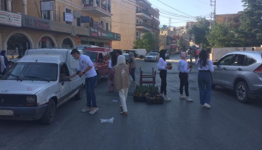 توزيع شتول صنوبر وزهور على المارة أمام سرايا الهرمل
