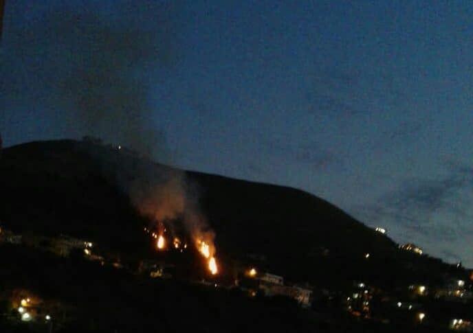 اندلاع حريق بالقرب من المنازل في بلدة خريبة الجندي العكارية