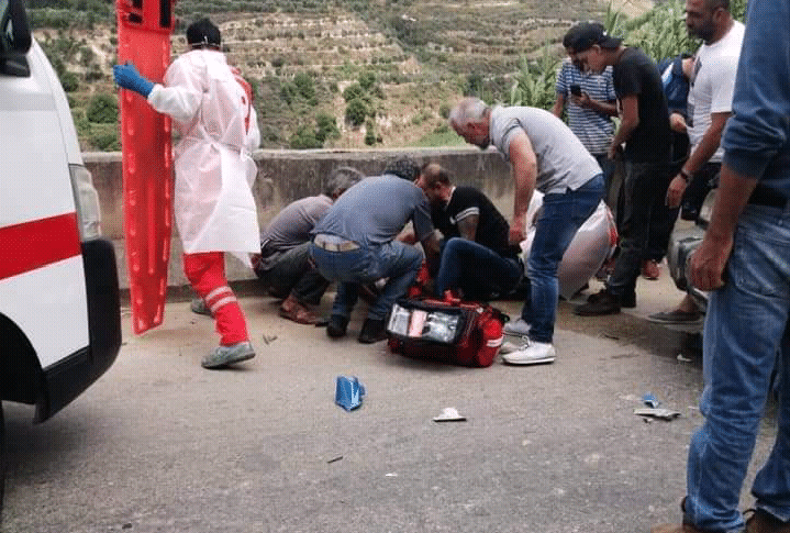 اصابة شخص بحادث بين سيارة ودراجة على طريق عام حلبا