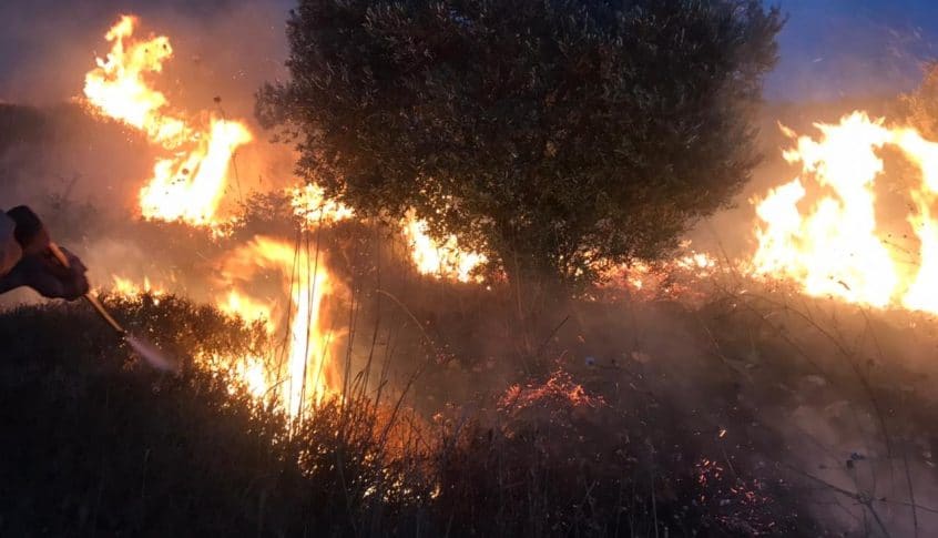 إصابة عنصر في الدفاع المدني بإهماد حريق في دير سريان