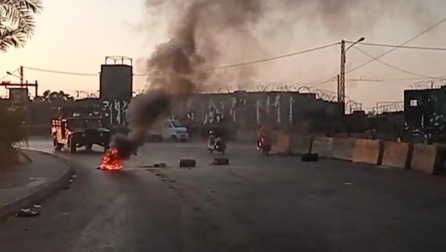 محتجون قطعوا مستديرة نهر ابو علي في باب التبانة بالاطارات المشتعلة