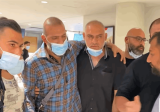 بالفيديو: مشاهد مؤثرة لحظة وصول والد ضحايا حادث السعديات الـ5 إلى مطار بيروت…