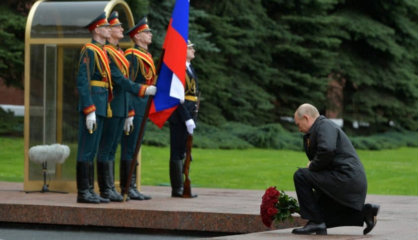 بوتين وضع إكليلا من الورد على ضريح الجندي المجهول