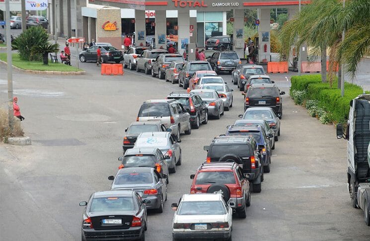 أزمة البنزين .. البواخر بدأت بالتفريغ والشركات توزع على المحطات