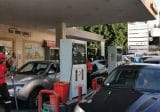زحمة سير في الدامور بسبب طوابير السيارات على محطة لتعبئة البنزين
