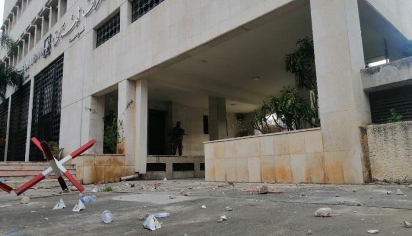 محتجون رشقوا مبنى مصرف لبنان في صيدا بالحجارة