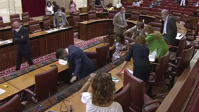 بالفيديو: جرذ يثير الهلع داخل برلمان إقليم أندلُسيا الاسباني!