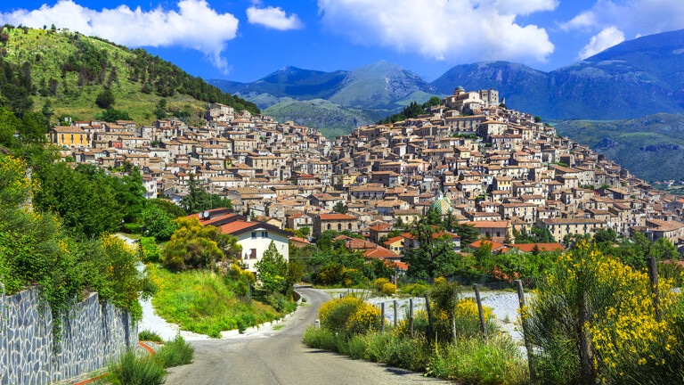 قرى إيطالية تدفع 33 ألف دولار لـ 3 سنوات لمن ينتقل للعيش فيها!