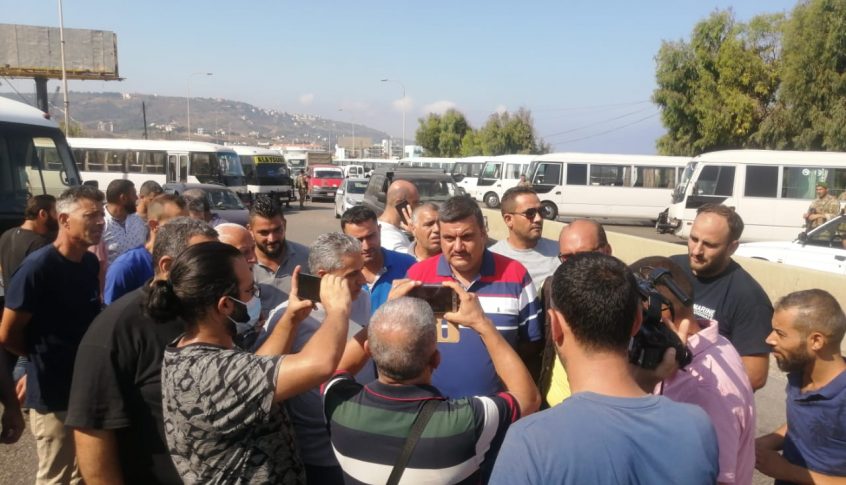 سائقو الباصات في طرابلس اعتصموا احتجاجًا على تفاقم أزمة المازوت