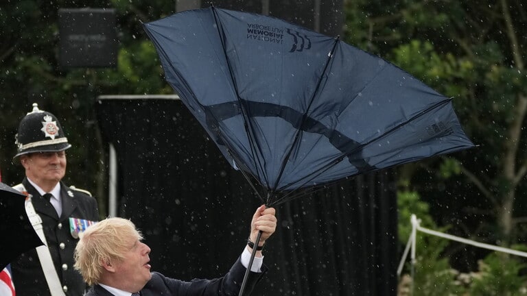 بالفيديو: بوريس جونسون “يتصارع” مع مظلته!