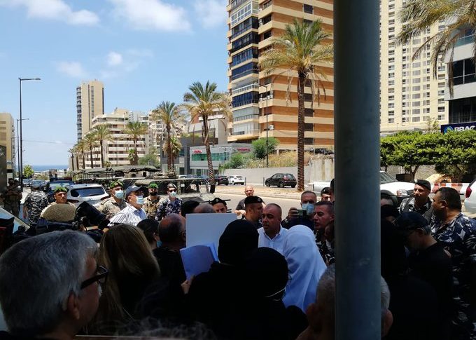 وقفة لأهالي شهداء بيروت وناشطين أمام الأمن العام