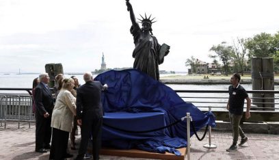 تمثال الحرية الشهير بنسخته المصغرة وصل الى ميناء نيويورك