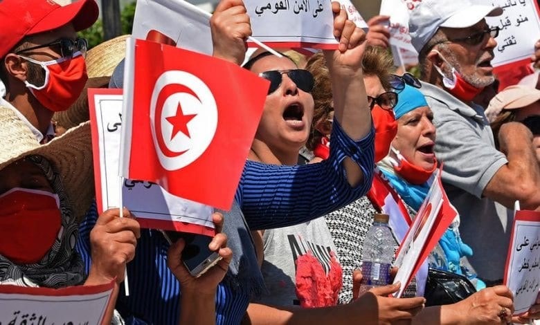 اقتحام مقر لـ”حركة النهضة” وإحراق محتوياته في مدينة حومة التونسية