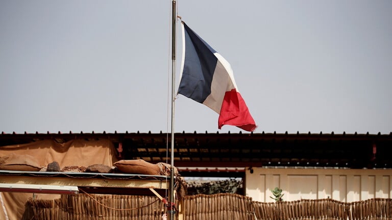 باريس: إجلاء 25 فرنسياً و184 أفغانياً إلى أبو ظبي