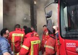 قوة من إطفاء بيروت تؤازر في إهماد حريق معمل “كونكورد” في الناعمة
