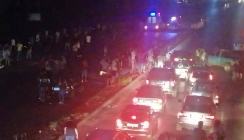 محتجون قطعوا طريق النبطية الزهراني عند جسر حبوش اعتراضا على تقنين المولدات