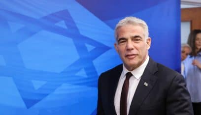 لابيد: العالم أقوى عندما نقف متحدين ضد تهديد “الإرهاب” في إيران