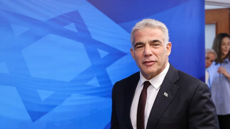 لابيد: العالم أقوى عندما نقف متحدين ضد تهديد “الإرهاب” في إيران