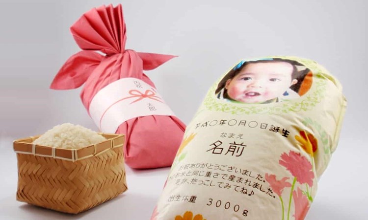 في اليابان.. أكياس أرز لعناقها عوضاً عن الأطفال خلال الوباء!