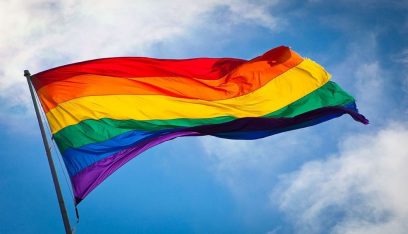 مدرسة أميركية تحث طلابها على أداء قسم الولاء لعلم المثليين!