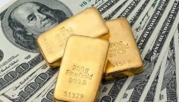 الذهب يتراجع عن أعلى مستوياته على الإطلاق مع صعود الدولار