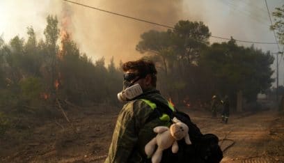 استمرار حرائق الغابات شمال غرب أثينا لليوم الثالث