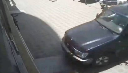 بالفيديو: سعودية دمرت محلا بسيارتها خلال تدربها على القيادة
