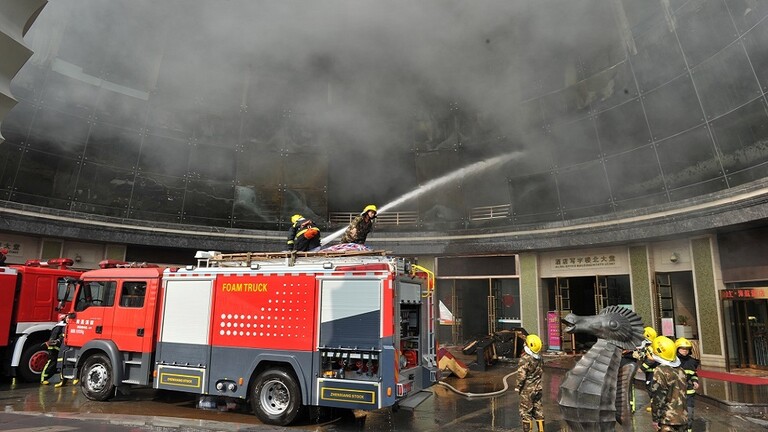 بالفيديو: حريق ضخم يلتهم برجاً سكنياً شاهقاً في الصين