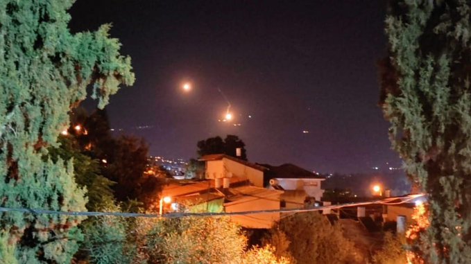 العدو الاسرائيلي يلقي قنابل مضيئة مقابل قرى جنوبية.. هل بدأت المناورة؟