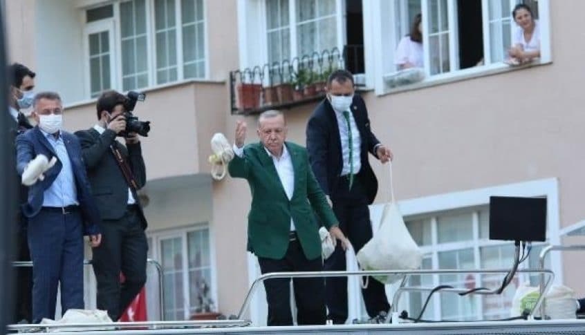 أردوغان يوزع الشاي على المتضررين من الحرائق في بلدة تركية(فيديو)
