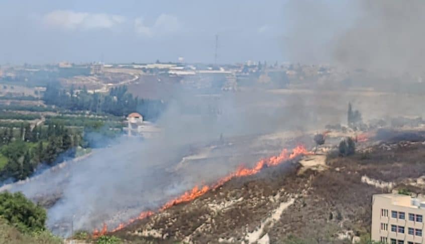 إهماد حريق التهم أشجارا حرجية عند اطراف بلدة البابلية