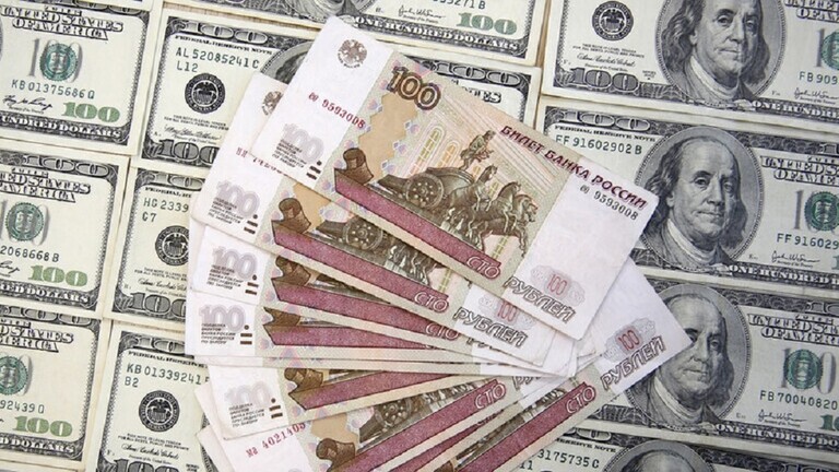 خبير مالي روسي لا يستبعد هبوط الدولار إلى 65 روبلاً