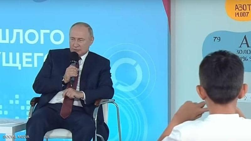 فيديو لتلميذ يحرج بوتين.. والرئيس يشيد بذكائه