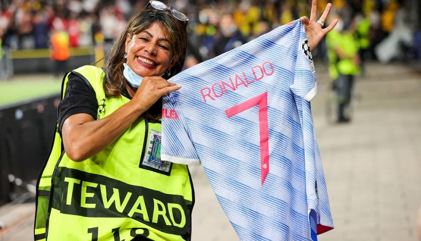 بالصور: لهذا السبب اهدى رونالدو قميصه لموظفة أمن الملعب