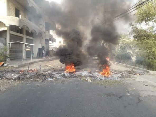 قطع الطريق في بلدة انصارية احتجاجا على انقطاع الكهرباء واطفاء والمولدات