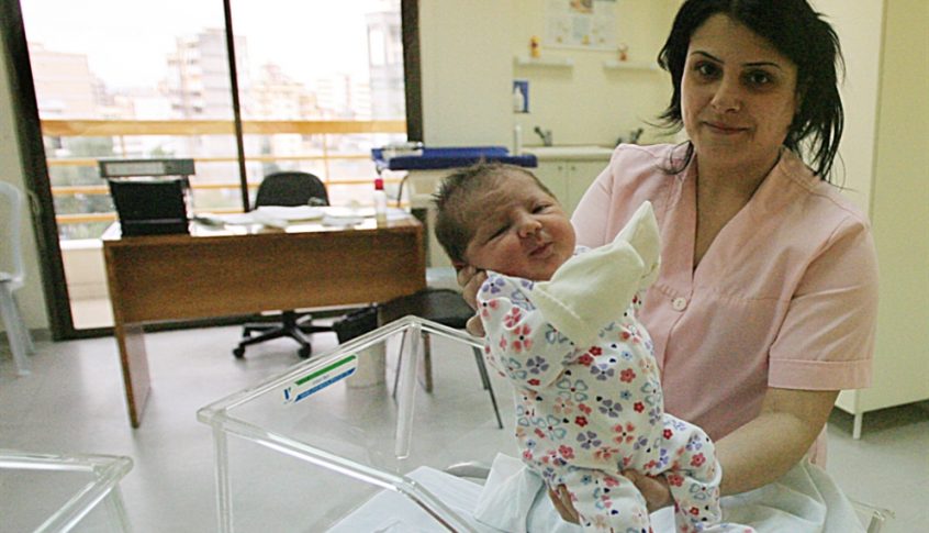 اللبنانيّون إلى «العُقم».. تراجع الولادات بعد الأزمة بأكثر من 15%: اللبنانيون نحو «العُقم الطوعي» (رحيل دندش – الأخبار)