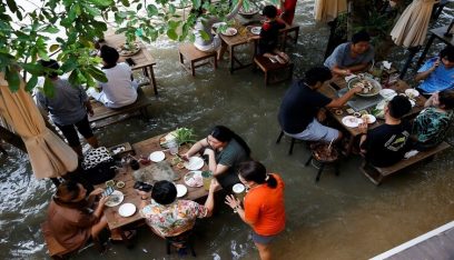 فيضان يحول مطعمًا إلى مقصد سياحي في تايلاند!